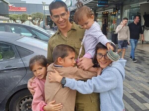 אלקנה ז"ל וילדיו. "אל תהיו עצובים כשאתם נפרדים ממני. תשירו, תחזקו זה את זה"  