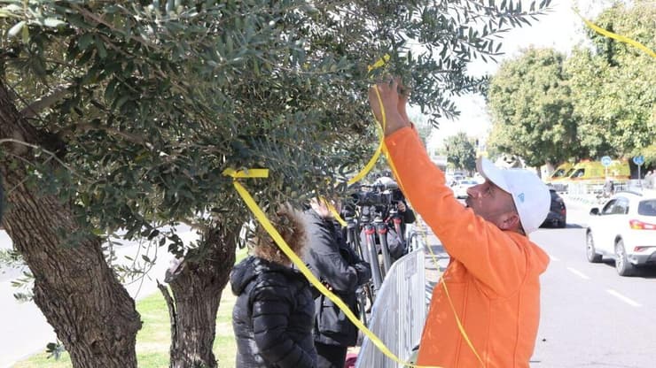 אזרחים הגיעו לתמוך בסמוך לאבו כביר,  המכון לרופאה משפטית במהלך קבלת גופות החטופים