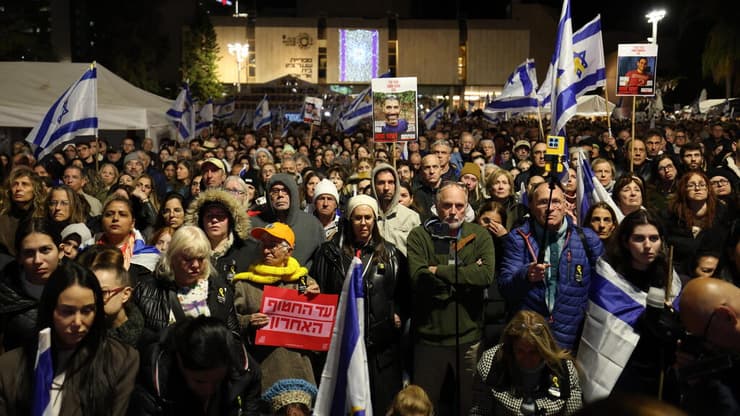 עצרת בכיכר החטופים בהשתתפות יעל אדר, הרב אלחנן דנינו, צביקה ורותי גרינליק