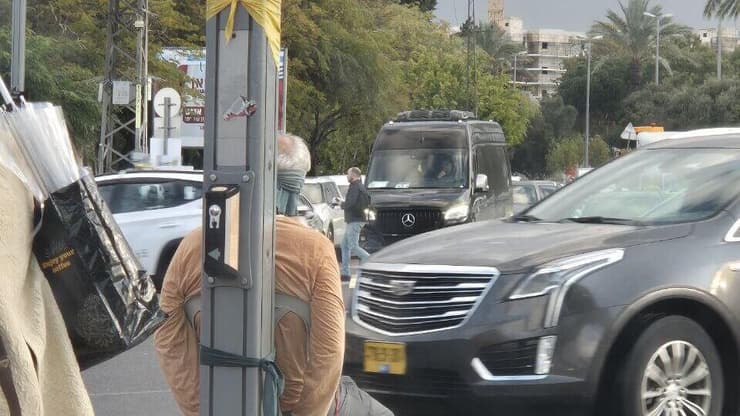 מיצג הזדהות בתל אביב למען החטופים (צילום: רן רימון ) מחאה בתל אביב להזדהות עם החטופים בשבי החמאס ובקריאה להשבתם