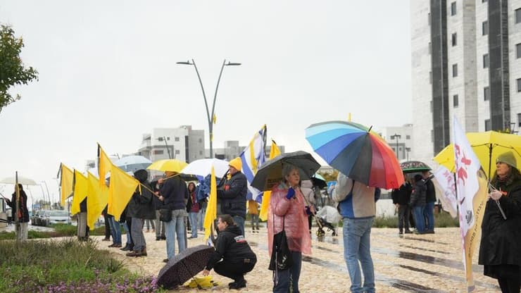 צילום: תומר שונם הלוי חברי ניר עוז בעצרת בכרמי גת לקבת החטופים החללים