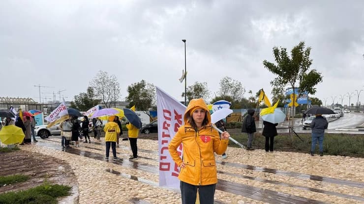 חברי קיבוץ ניר עוז בעצרת בכרמי גת (צילום: רוני גרין שאולוב ) חברי ניר עוז בעצרת בכרמי גת לקבת החטופים החללים