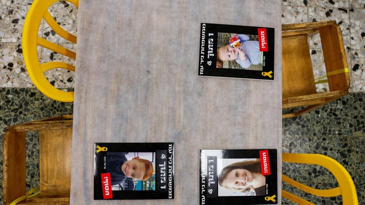 צילום: REUTERS/Amir Cohen ניר עוז במיצג למען החטופים