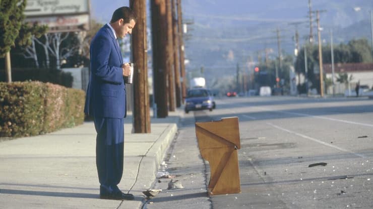 נער הפלוצים נותן בראש. אדם סנדלר, מתוך "מוכה אהבה" (צילום: באדיבות yes) אדם סנדלר, מתוך "מוכה אהבה"