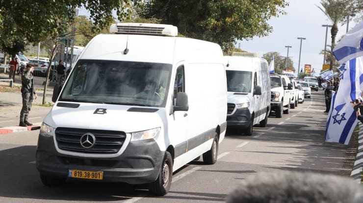 הגעת השיירה לאבו כביר (צילום: מוטי קמחי) ארונות החללים החטופים מגיעים לאבו כביר, המכון לרופאה משפטית