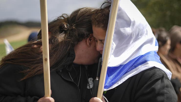 אזרחים הגיעו לתמוך בצמתים ברחבי הארץ בזמן מעבר שיירת ארונות החטופים