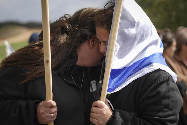 צילום: AP Ariel Schalit אזרחים הגיעו לתמוך בצמתים ברחבי הארץ בזמן מעבר שיירת ארונות החטופים