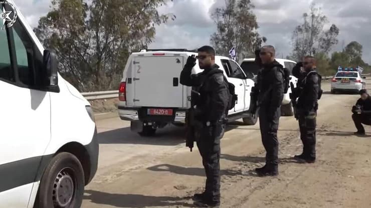 שוטרים מצדיעים לשיירת החטופים החללים (צילום: דוברות המשטרה) טפט שיירה שיירת משטרת ישראל החזרה השבה השבת ארונות חטופים חללים מתים