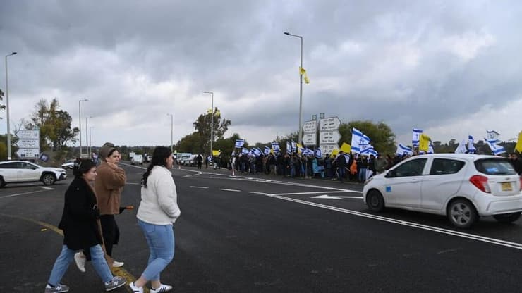 אזרחים תומכים  בצומת גמה במהלך קבלת החטופים החללים והעברתן לאבו כביר