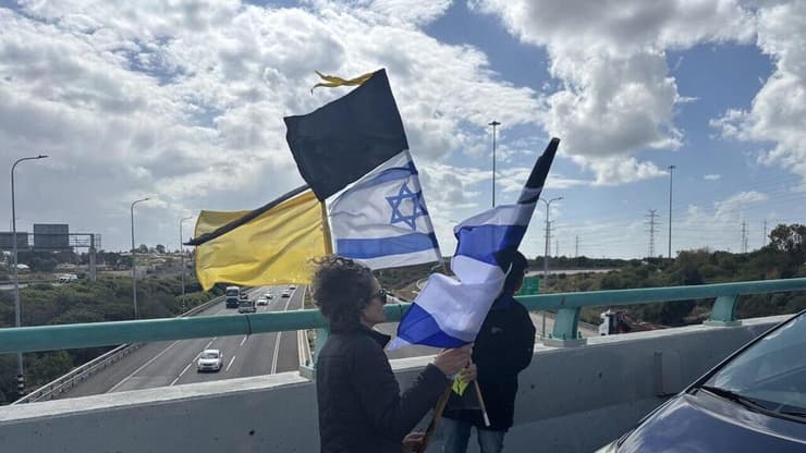 אזרחים תומכים בגשר יבנה במהלך קבלת החטופים החללים והעברתן לאבו כביר