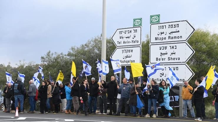 אזרחים תומכים  בצומת גמה במהלך קבלת החטופים החללים והעברתן לאבו כביר