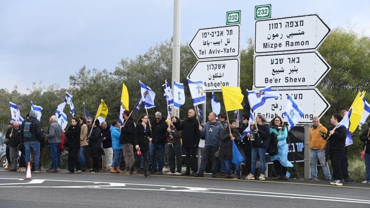 אזרחים מלווים את השיירה (צילום: הרצל יוסף) אזרחים תומכים בצומת גמה במהלך קבלת החטופים החללים והעברתן לאבו כביר