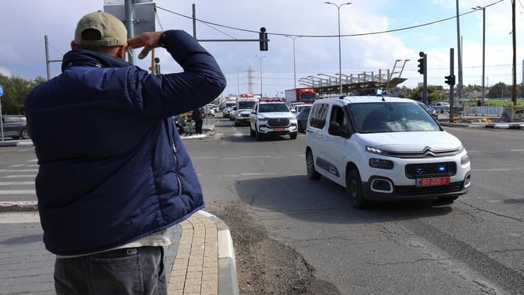 מצדיעים. צומת חולון (צילום: שאול גולן ) צומת חולון - ארונות חטופים מתים בדרכם לאבו כביר, המכון לרופאה משפטית