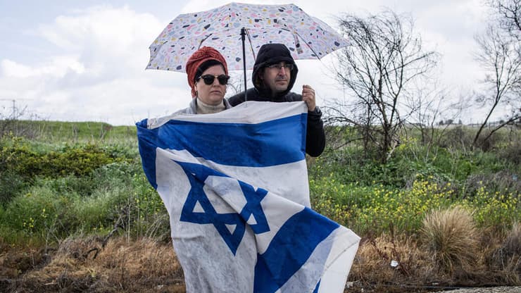 שדרות מלווים את שיירת הרכבים שהובילו את ארונות החטופים (צילום: John Wessels / AFPs) שדרות