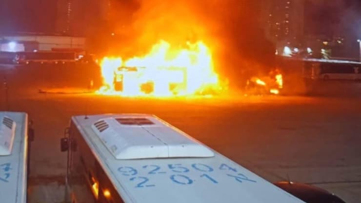 חשד לפח"ע : זירת פיצוץ האוטובוס בבת ים