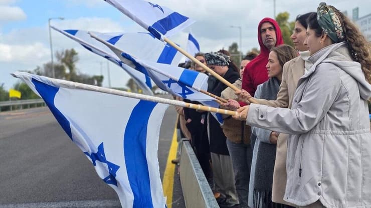 מלווים את השיירה במועצת שדות נגב (צילום: דוברות המועצה) אזרחים תומכים במועצה שדות נגב במהלך קבלת החטופים החללים והעברתן לאבו כביר