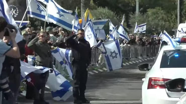 צילום: דוברות המשטרה אזרחים הגיעו לתמוך בסמוך לאבו כביר, המכון לרופאה משפטית במהלך קבלת גופות החטופים