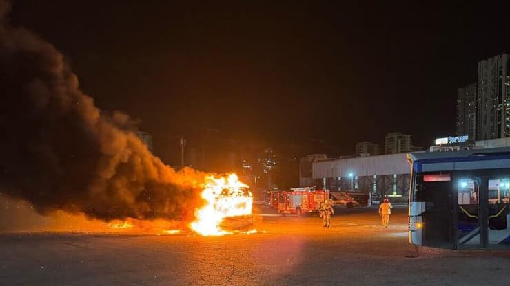Explosion et incendie d'un bus sur un parking à Bat Yam