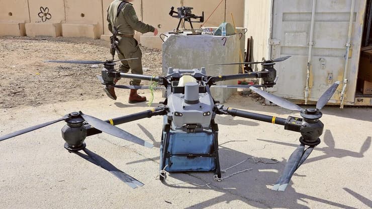 רחפן שצה"ל יירט. "המבריחים עשו אחד ועוד אחד: 'אם אנחנו לא יכולים להגיע לגדר, נרחף מעליה'" (צילום: שאול גולן) רחפן שצה"ל יירט