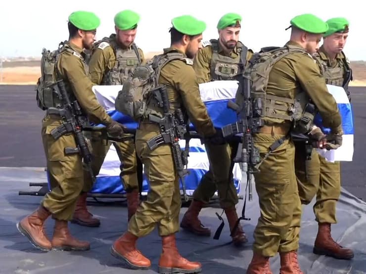 כוח צה"ל עם הארונות (צילום: דובר צה"ל) מעמד קבלת ארונות החטופים החללים על-ידי כוח צה"ל