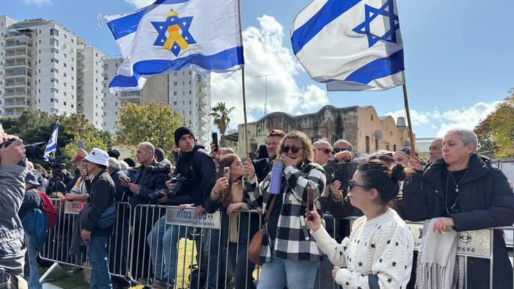 רבים פרצו בבכי עם הגעת השיירה למכון לרפואה משפטית (צילום: אור הדר) אזרחים הגיעו לתמוך בסמוך לאבו כביר, המכון לרופאה משפטית במהלך קבלת גופות החטופים