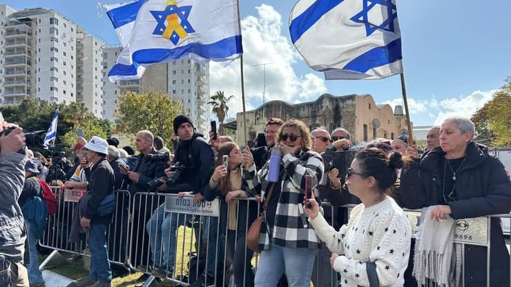 ישראלים פורצים בבכי עם הגעת השיירה למכון לרפואה משפטית (צילום: אור הדר) אזרחים הגיעו לתמוך בסמוך לאבו כביר, המכון לרופאה משפטית במהלך קבלת גופות החטופים