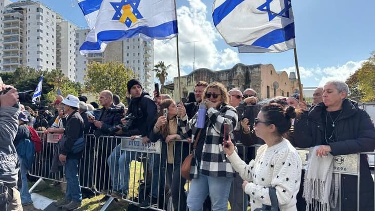 צילום: אור הדר אזרחים הגיעו לתמוך בסמוך לאבו כביר, המכון לרופאה משפטית במהלך קבלת גופות החטופים