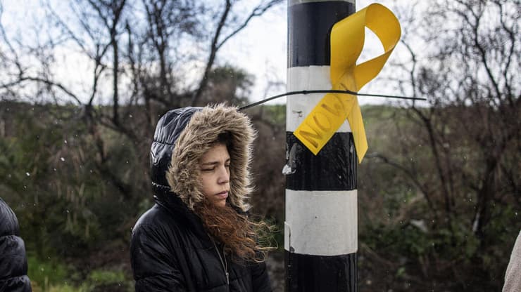 אזרחים הגיעו לתמוך בצמתים ברחבי הארץ בזמן מעבר שיירת ארונות החטופים