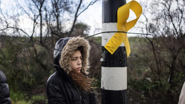 צילום: JOHN WESSELS / AFP, REUTERS/Nir Elias אזרחים הגיעו לתמוך בצמתים ברחבי הארץ בזמן מעבר שיירת ארונות החטופים