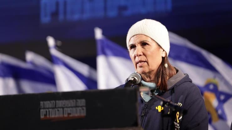 יעל אדר, אימו של תמיר אדר, בעצרת בכיכר החטופים