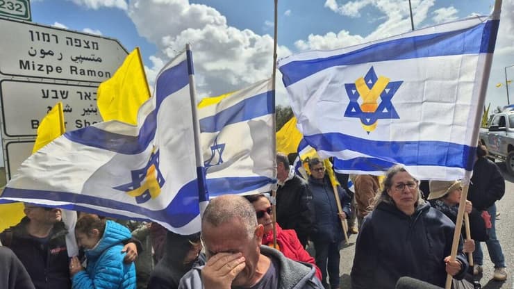 צומת גמה (צילום: אילנה קוריאל) אזרחים תומכים בצומת גמה במהלך קבלת החטופים החללים והעברתן לאבו כביר