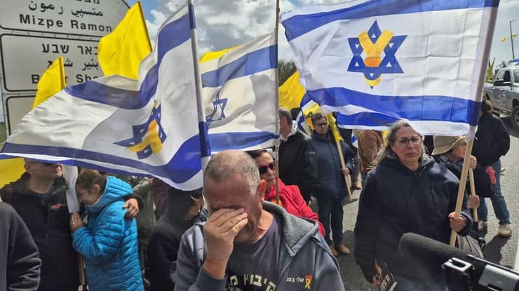 בגשם שוטף: מעבר הרכבים בצומת גמה (צילום: אילנה קוריאל ) אזרחים תומכים בצומת גמה במהלך קבלת החטופים החללים והעברתן לאבו כביר