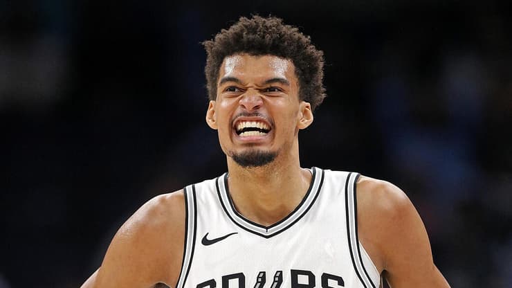 שחקן סן אנטוניו ספרס ויקטור וומבניאמה