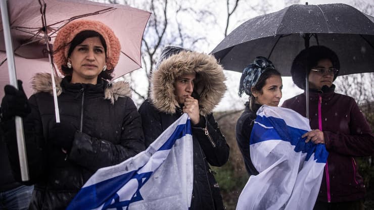 צילום: JOHN WESSELS / AFP, REUTERS/Nir Elias אזרחים הגיעו לתמוך בצמתים ברחבי הארץ בזמן מעבר שיירת ארונות החטופים