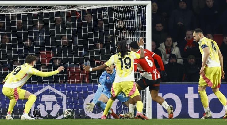 ראיין פלאמינגו כובש מקרוב (רויטרס) ראיין פלאמינגו כובש מקרוב