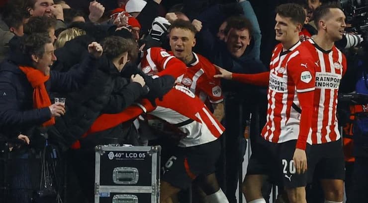 שחקני פ.ס.וו בטירוף (רויטרס) שחקני פ.ס.וו בטירוף