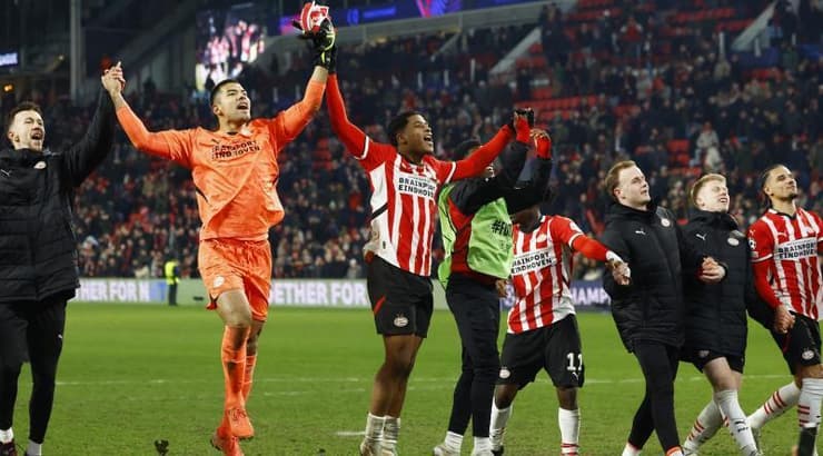 שחקני פ.ס.וו איינדהובן חוגגים (רויטרס) שחקני פ.ס.וו איינדהובן חוגגים