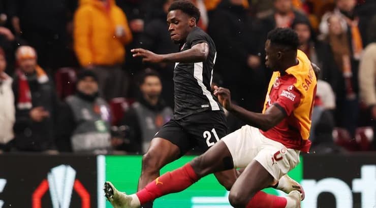 דבינסון סאנצ'ז גולש לעבר ארנסט פוקו