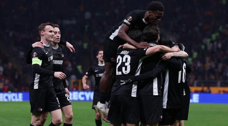 שחקני אלקמאר חוגגים