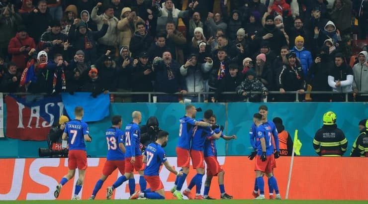 שחקני סטיאווה בוקרשט חוגגים את היתרון של יורי קיסוטי