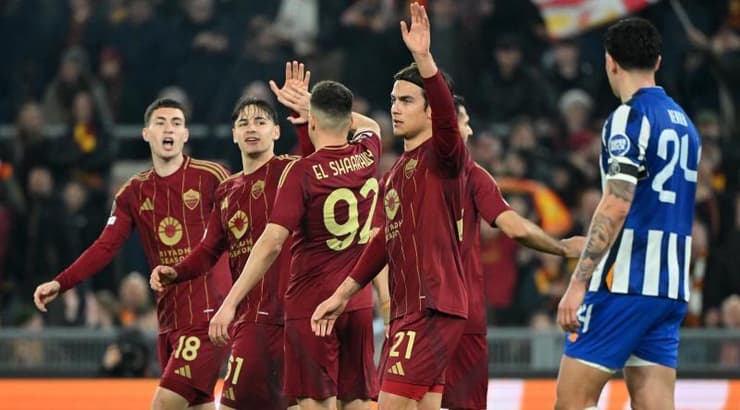 שחקני רומא חוגגים עם ניקולו פיסילי