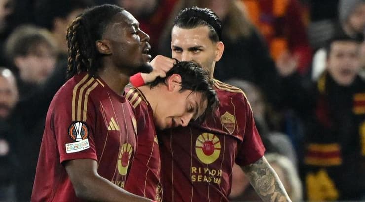 שחקני רומא חוגגים עם פאולו דיבאלה