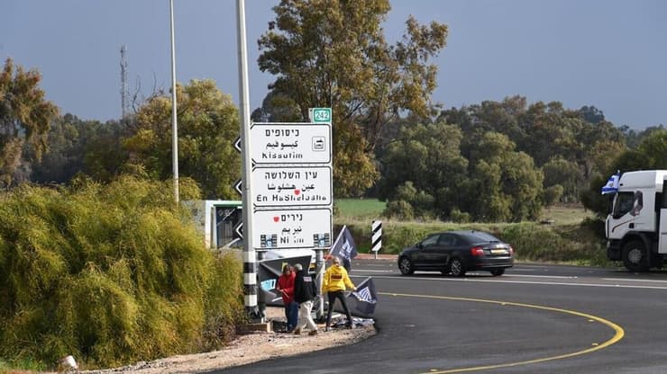 צילום: הרצל יוסף אזרחים תומכים, כוחות הביטחון וכלי תקשורת בצומת גמה נערכים לקבלת החטופים החללים והעברתן לאבו כביר