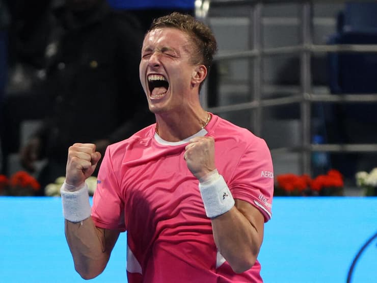 פתח את השנה בצורה נהדרת. יירי להצ'קה (REUTERS/Ibraheem Al Omari) הטניסאי הצ'כי יירי להצ'קה