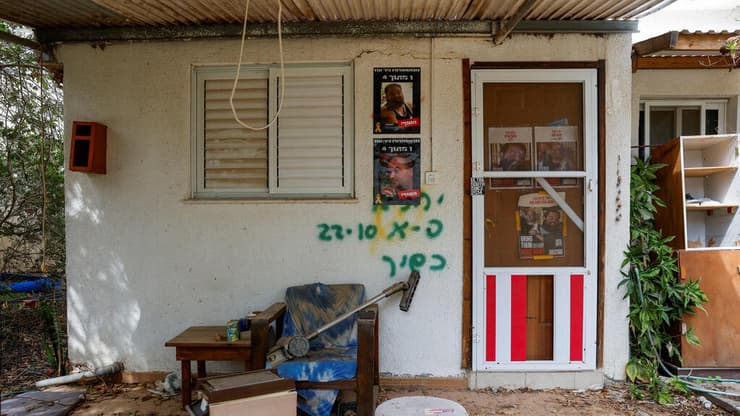 קיבוץ ניר עוז (צילום: REUTERS/Amir Cohen) ניר עוז במיצג למען החטופים