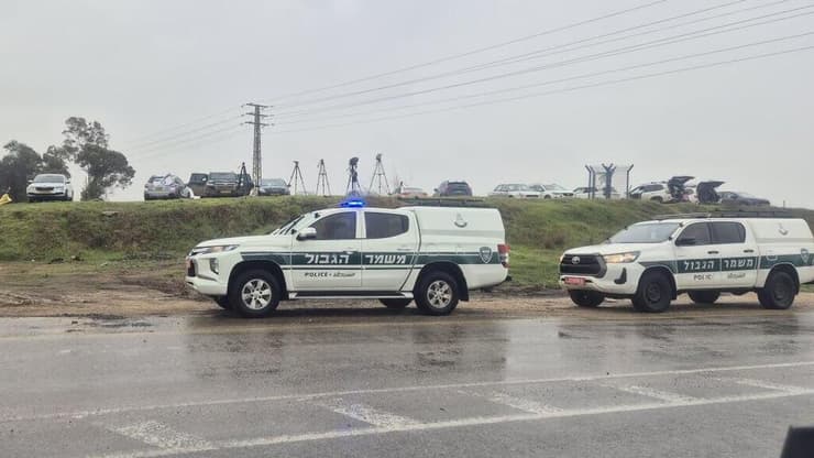 ההיערכות בצומת גמה להשבת החטופים החללים (צילום: הרצל יוסף ) כוחות הביטחון נערכים בצומת גמה לקבלת החטופים החללים חוהעברתן לאבו כביר