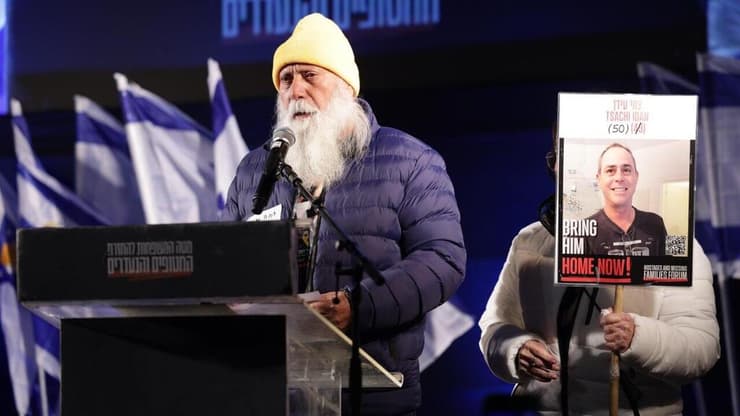 דני מירן, אביו של עמרי מירן, בעצרת בכיכר החטופים