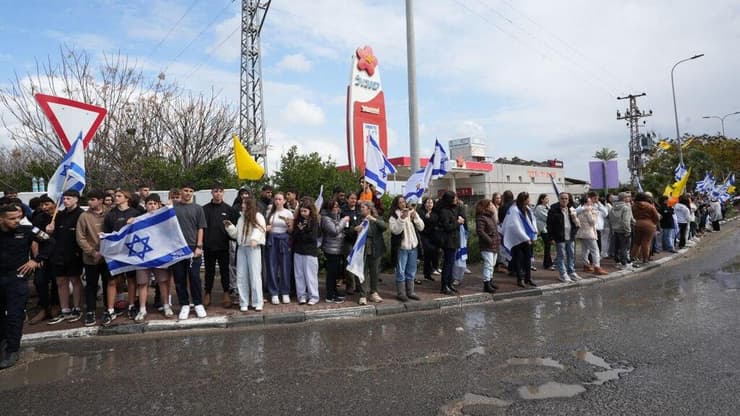צומת יד מרדכי (צילום: תומר שונם הלוי) אזרחים תומכים ושוטרים מצדיעים בצומת יד מרדכי במהלך קבלת החטופים החללים והעברתן לאבו כביר
