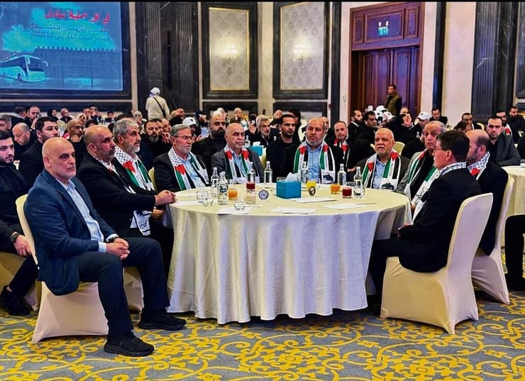 הנותרים, לפני שבועיים בקהיר. מימין: מוסא אבו־מרזוק (שני), ניזאר עוודאללה (רביעי), ח'ליל אל־חיה, מוחמד דרוויש, ח'אלד משעל (שמיני) וזאהר ג'בארין קבלת פנים לאסירים בקהיר. מימין: מוסא אבו־מרזוק (שני), ניזאר עוודאללה (רביעי), ח'ליל אל־חיה, מוחמד דרוויש, ח'אלד משעל (שמיני) וזאהר ג'בארין