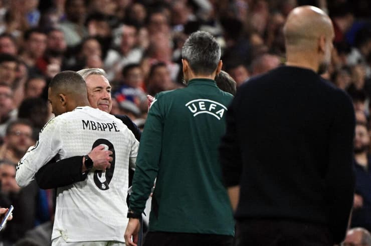 מקבל בסיום חיבוק חם מהמאמן (צילום: JAVIER SORIANO / AFP) קיליאן אמבאפה מקבל חיבוק חם מהמאמן